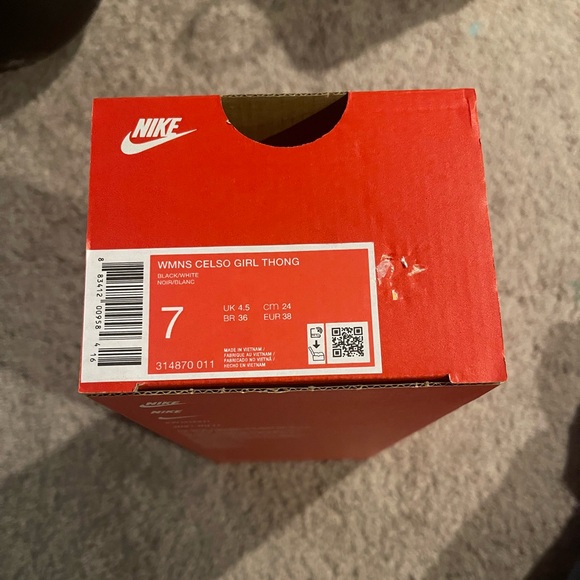 Nike Black Textured Flip Flops with white swoosh size 7 new with tag. - Picture 3 of 4